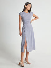 Midikleid mit Flügelärmeln, Cut-Outs auf der Rückseite und Schlitz